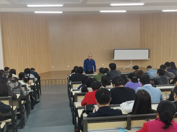 小黄书
召开八届一次教职工暨工会会员代表大会