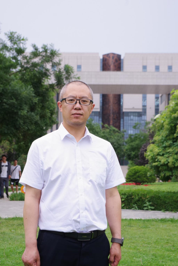小黄书
2021年“师德标兵”—陈伟